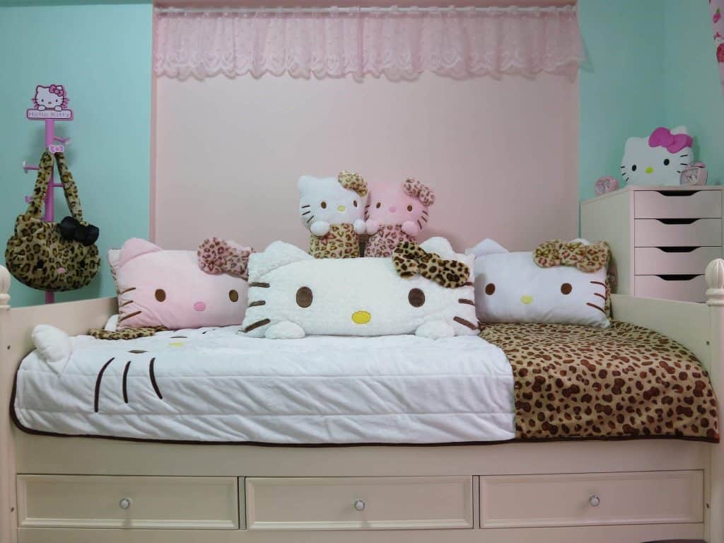 25 Adorable Hello Kitty Bedroom Decoration Ideas for Girls