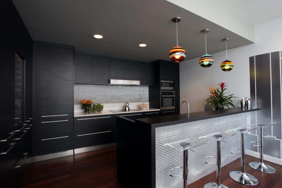 Masculine Kitchen Decoration Using Stainless Steel Backsplash