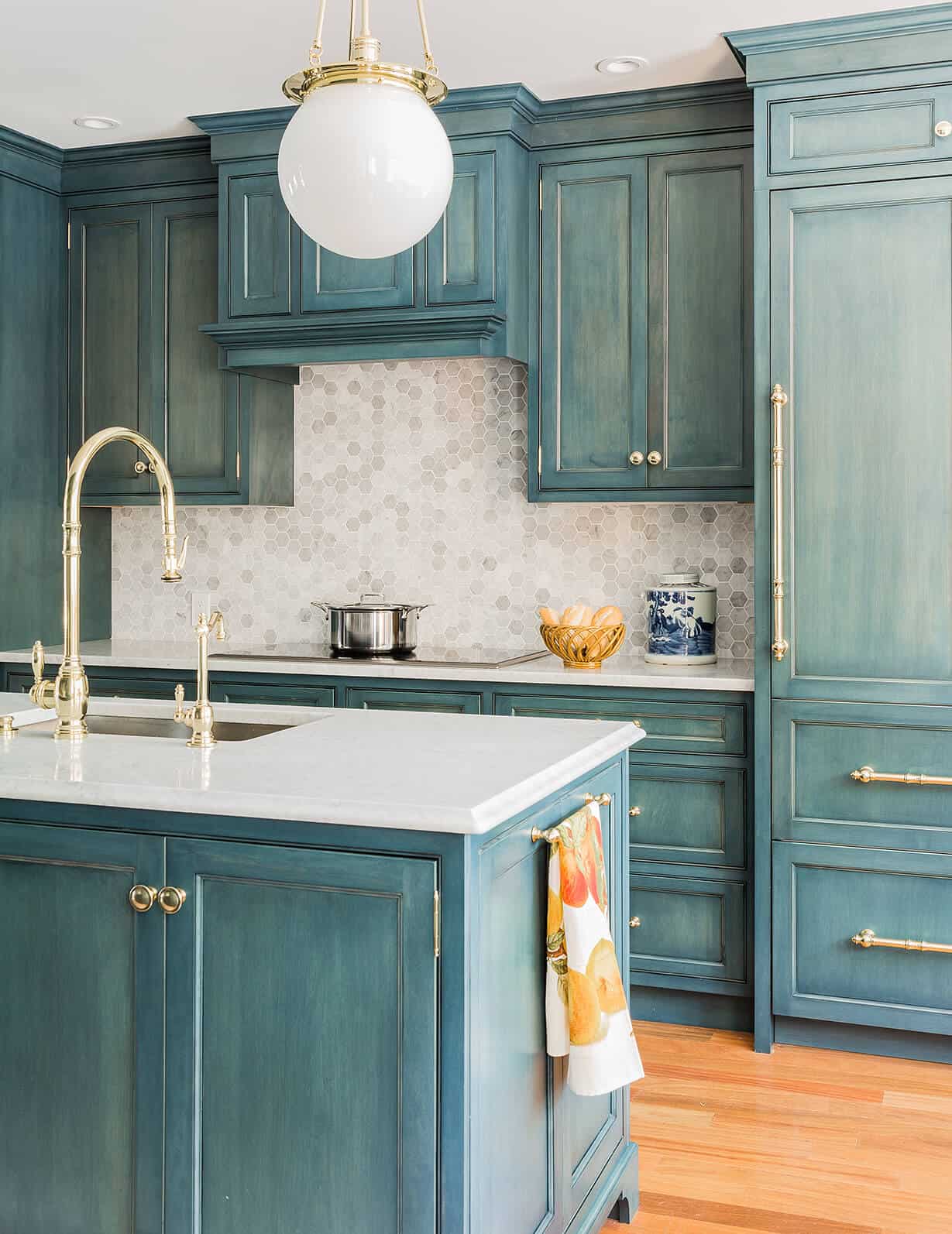 24 Blue Kitchen Cabinet Ideas To Breathe Life Into Your Kitchen