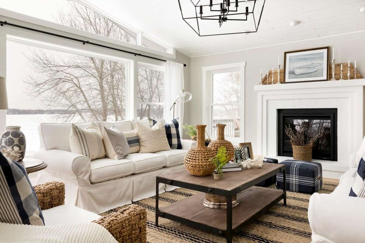 A farmhouse decor shows how simplicity brings warmth too placidity to the room Farmhouse Living Room