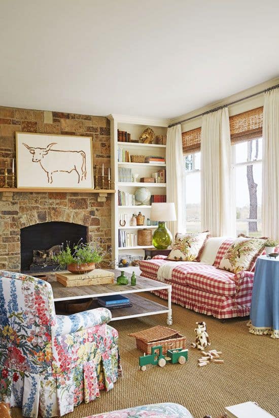 A farmhouse decor shows how simplicity brings warmth too placidity to the room Farmhouse Living Room