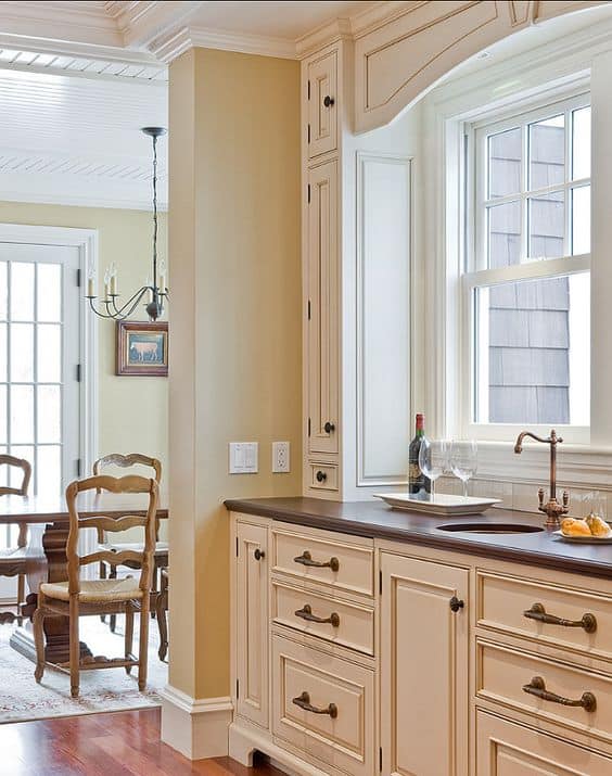 23 Cream Kitchen Cabinet Ideas That, What Color Quartz Countertops With Cream Cabinets