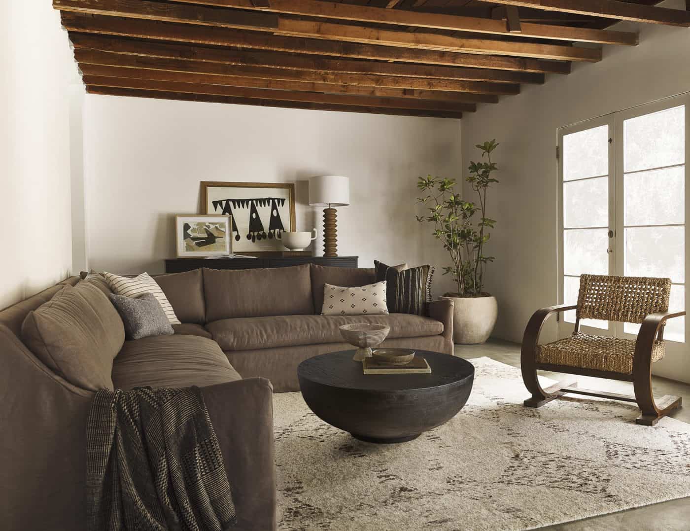 20 Amazing Throw Pillows Ideas for Brown Couches