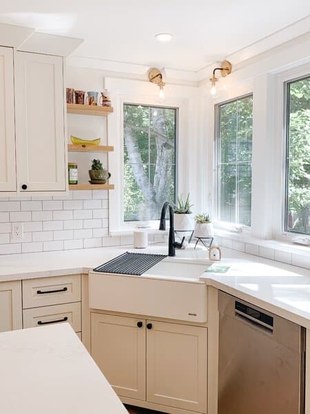 20 Amazing Kitchen Corner Cabinet Ideas, Corner Farm Sink Kitchen