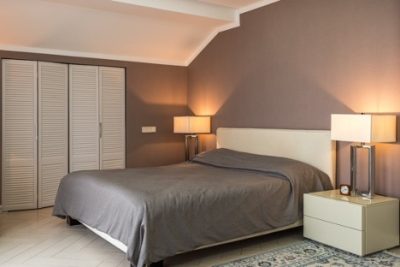 What Color Bedding Goes With Grey Walls?