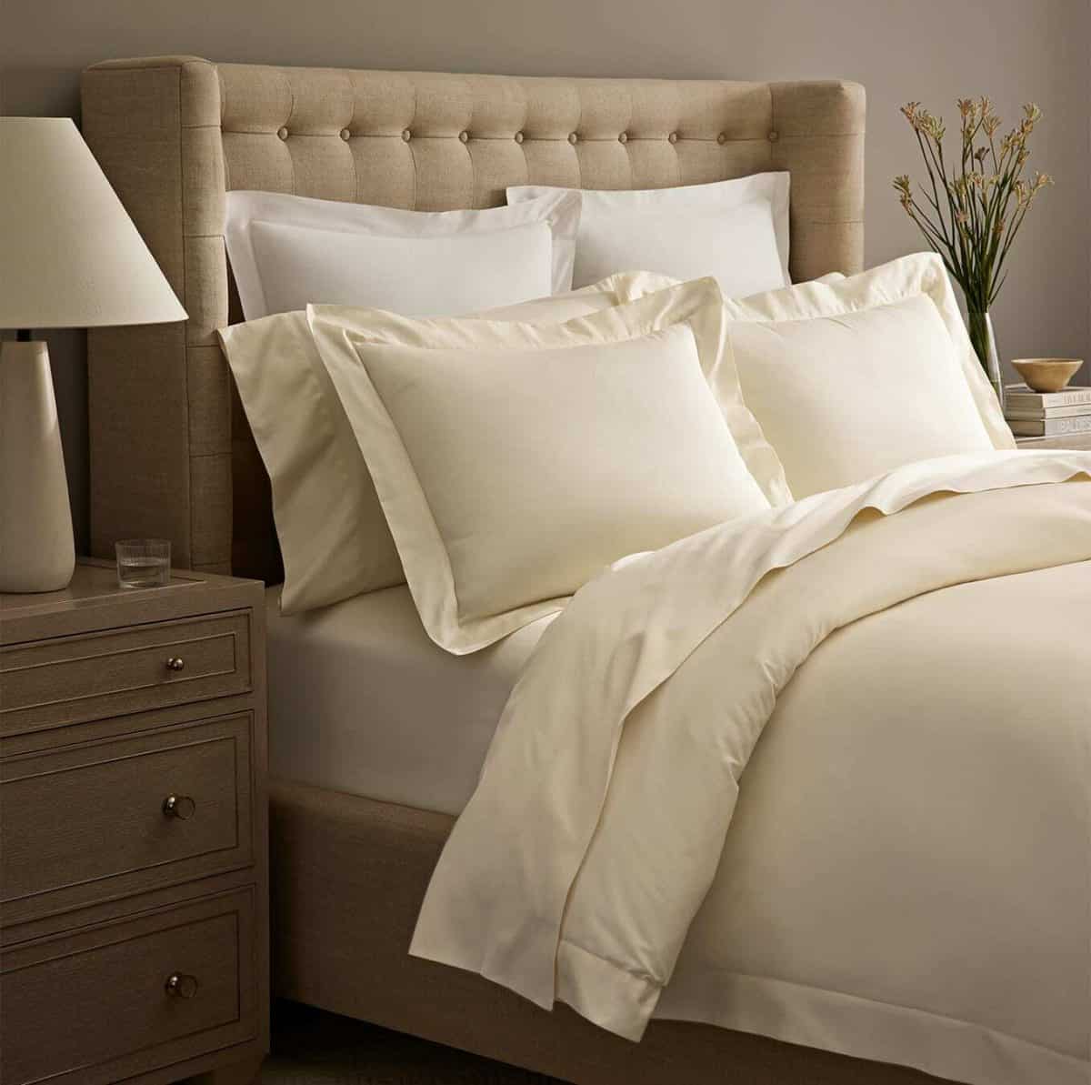 What Color Sheets Go With a Gray Comforter?