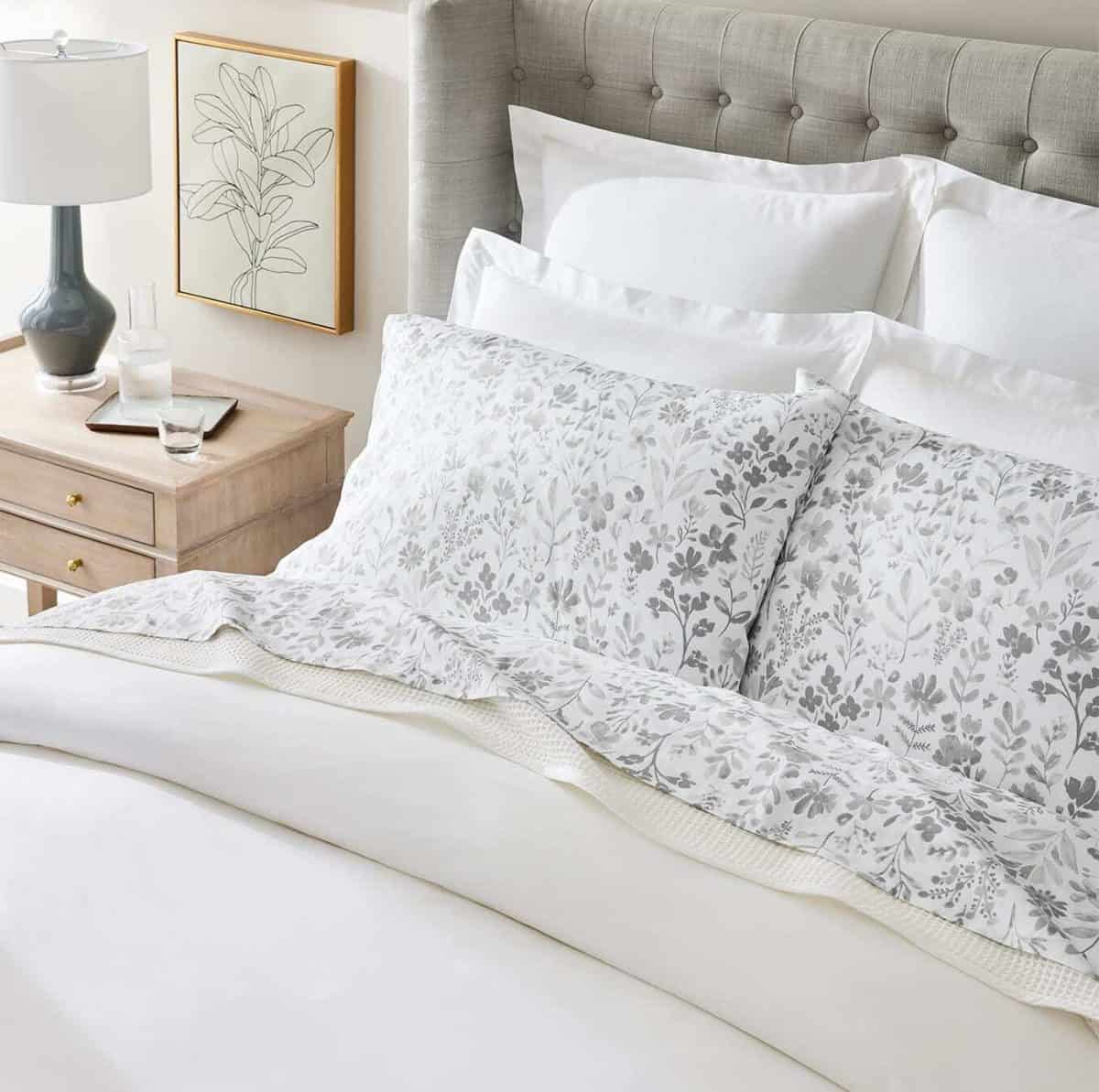 What Color Sheets Go With a Gray Comforter?