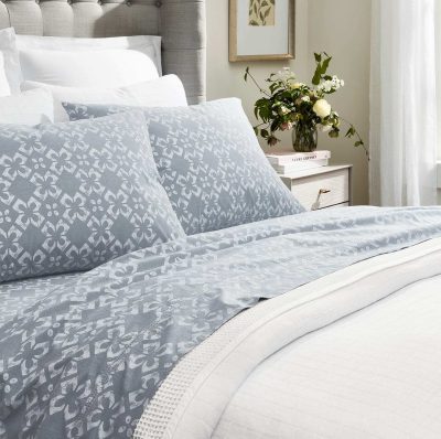 What Color Sheets Go With a White Comforter?