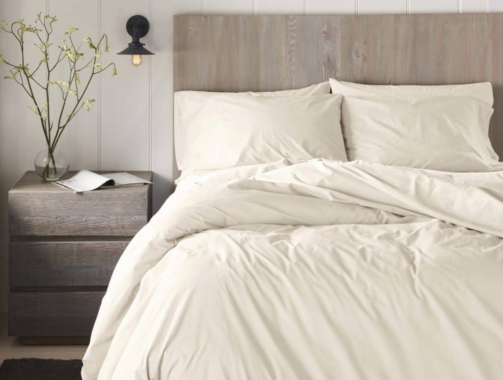 What Color Sheets Go With a White Comforter?